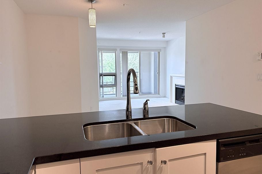305 4550 Fraser Street Vancouver, BC - 3