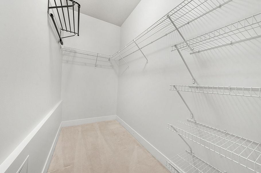 419 1111 E 27th Street North Vancouver, BC - 27