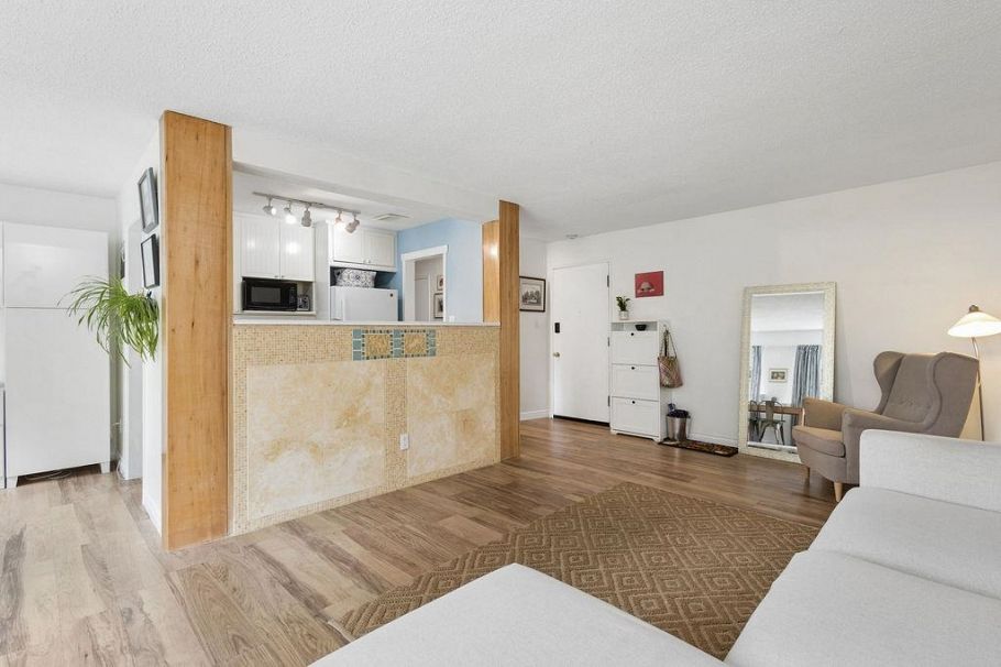 207 2494 Cornwall Avenue Vancouver, BC - 4