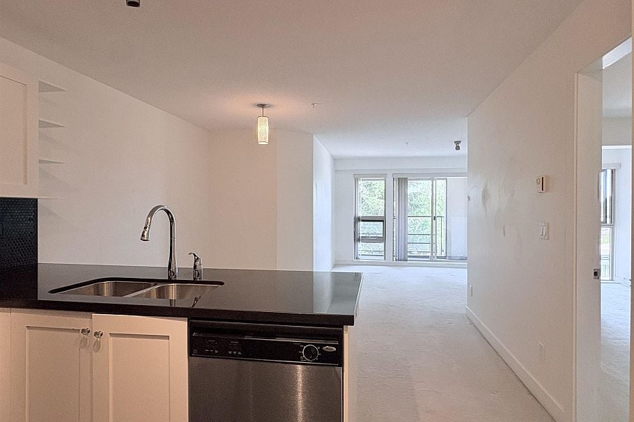 305 4550 Fraser Street Vancouver, BC - 1