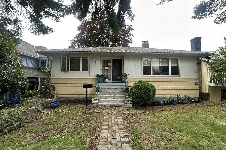 313 E 13th Street North Vancouver, BC - 1