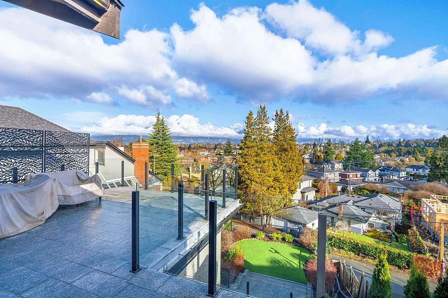 4578 Puget Drive Vancouver, BC - 1
