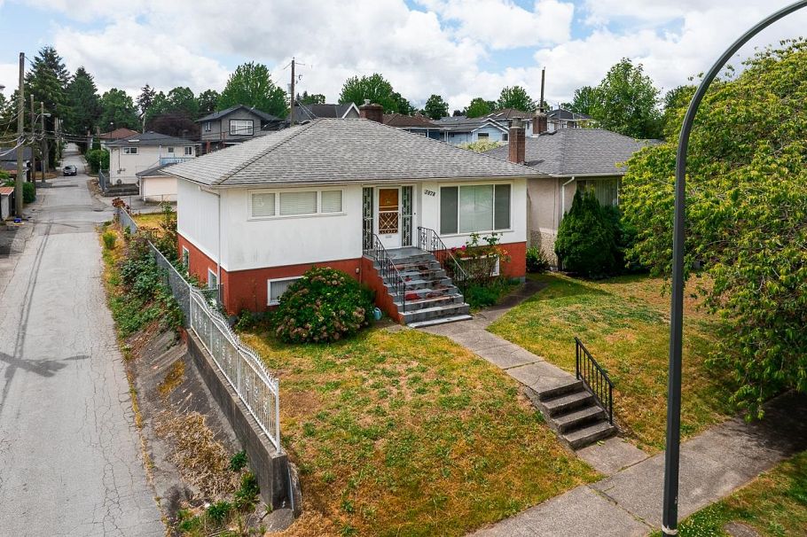 3678 E 25th Avenue Vancouver, BC - 2