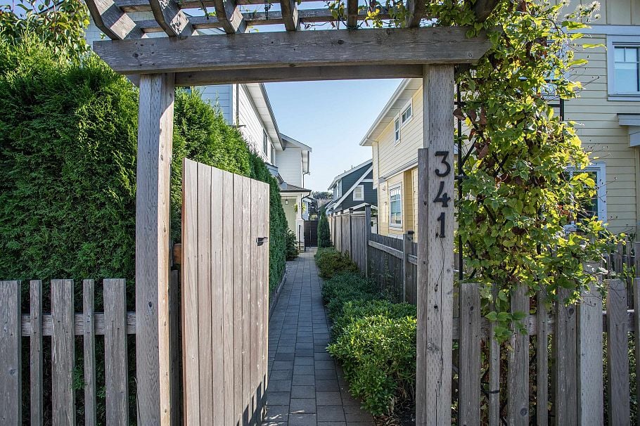 341 E 13th Street North Vancouver, BC - 2