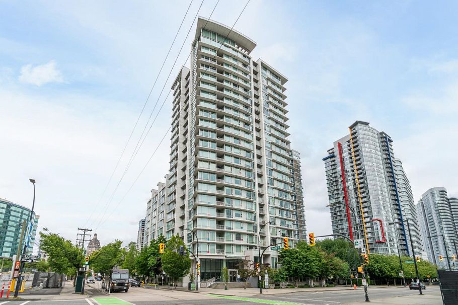 103 161 W Georgia Street Vancouver, BC - 1