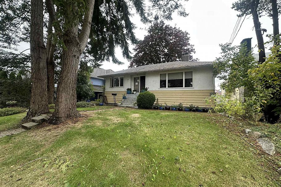 313 E 13th Street North Vancouver, BC - 2
