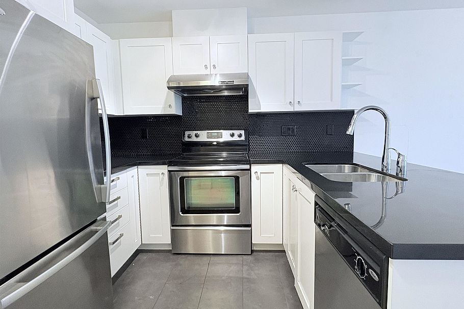 305 4550 Fraser Street Vancouver, BC - 5