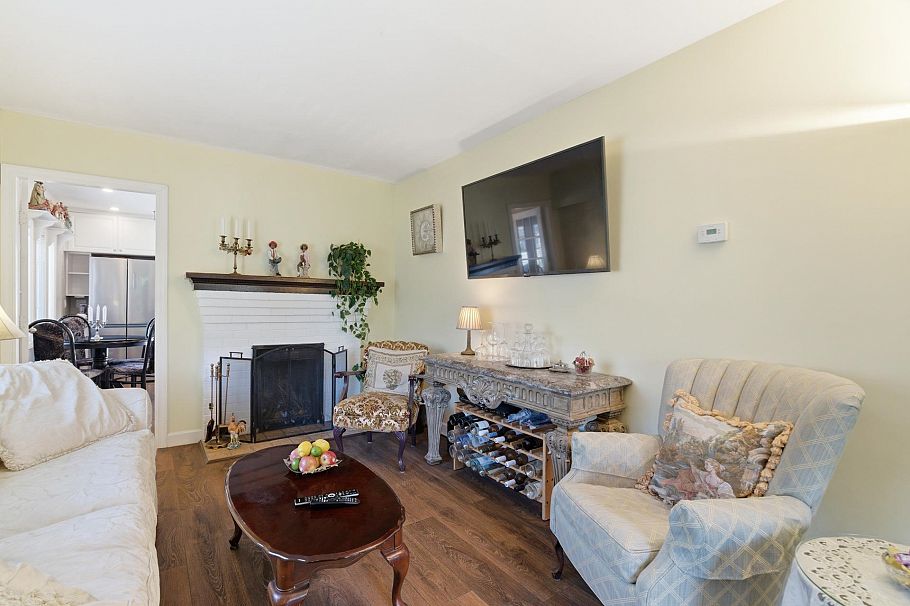 219 E 38th Avenue Vancouver, BC - 4