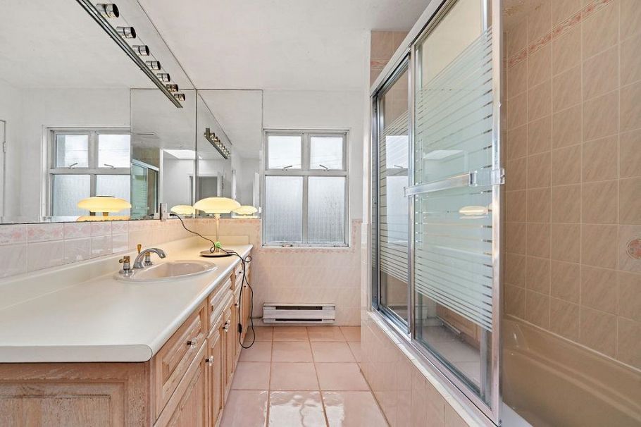 1042 W 48th Avenue Vancouver, BC - 9