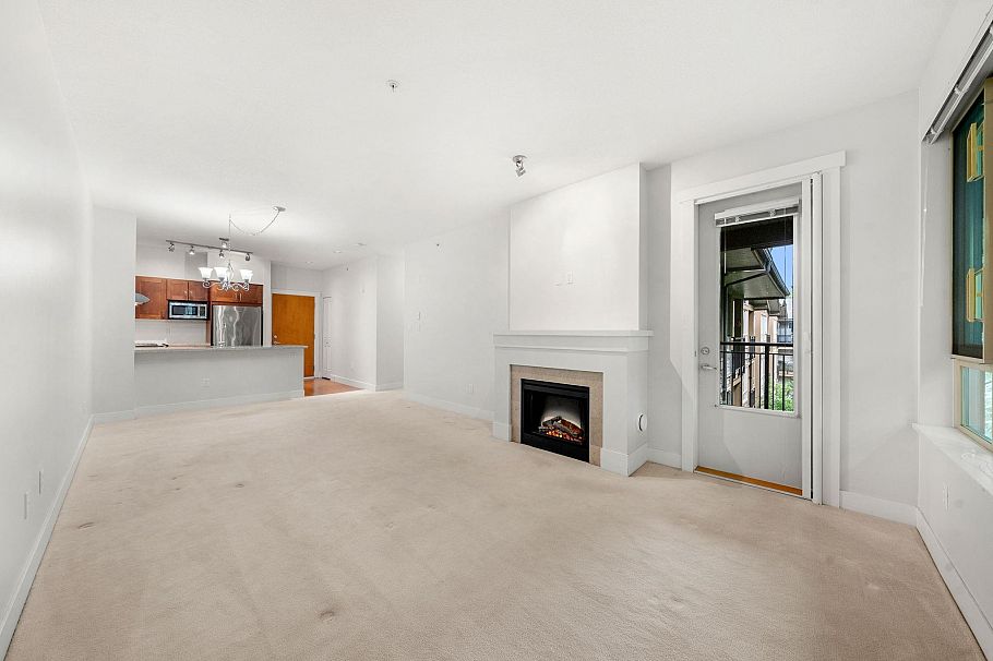 419 1111 E 27th Street North Vancouver, BC - 2