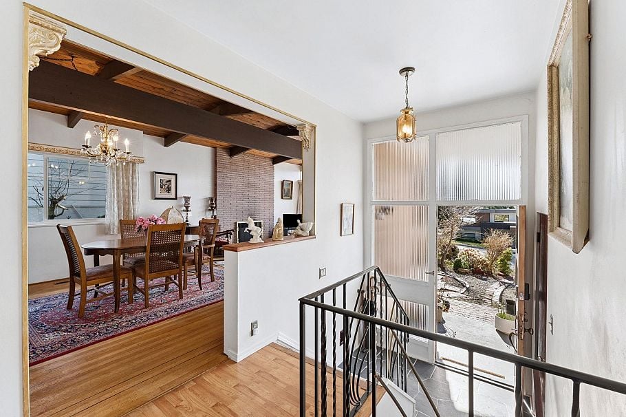 922 Canyon Boulevard North Vancouver, BC - 1