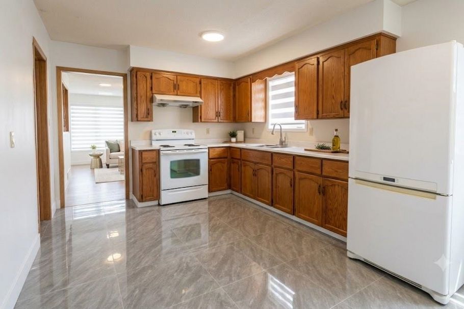 886 E 56th Avenue Vancouver, BC - 1