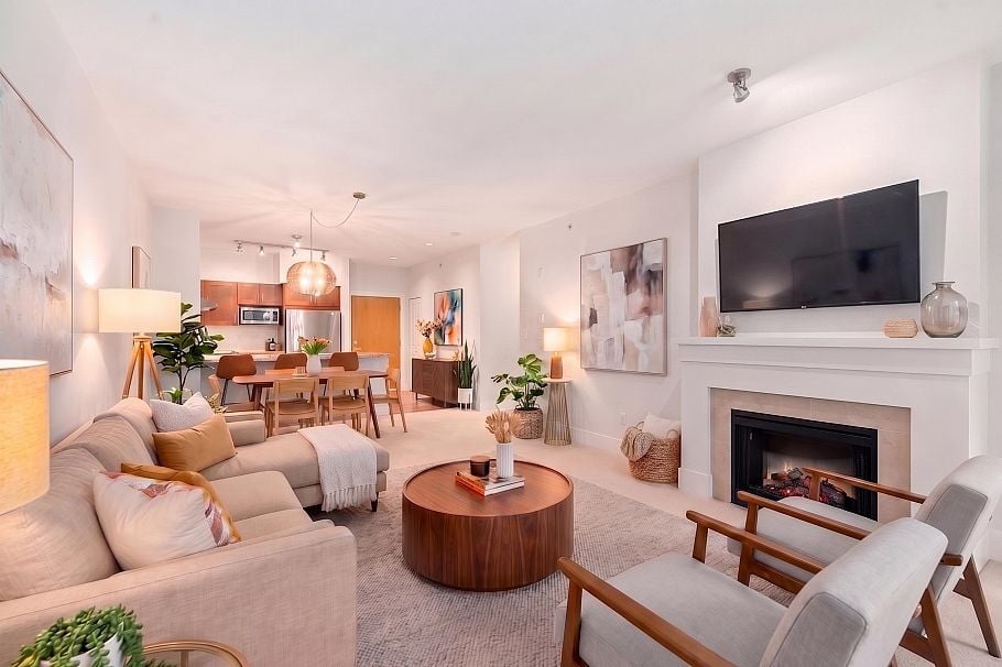 419 1111 E 27th Street North Vancouver, BC - 1