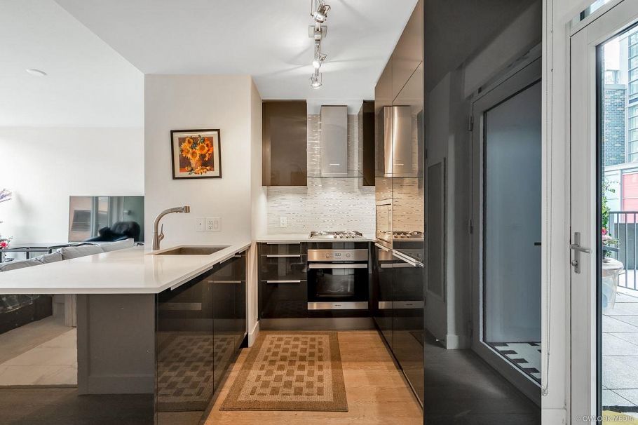 502 1283 Howe Street Vancouver, BC - 2