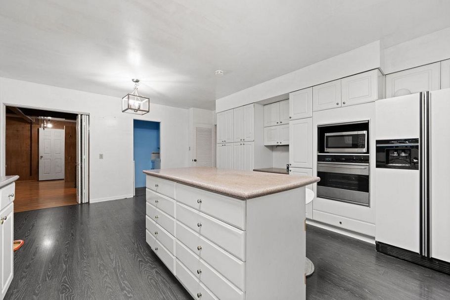 1042 W 48th Avenue Vancouver, BC - 5