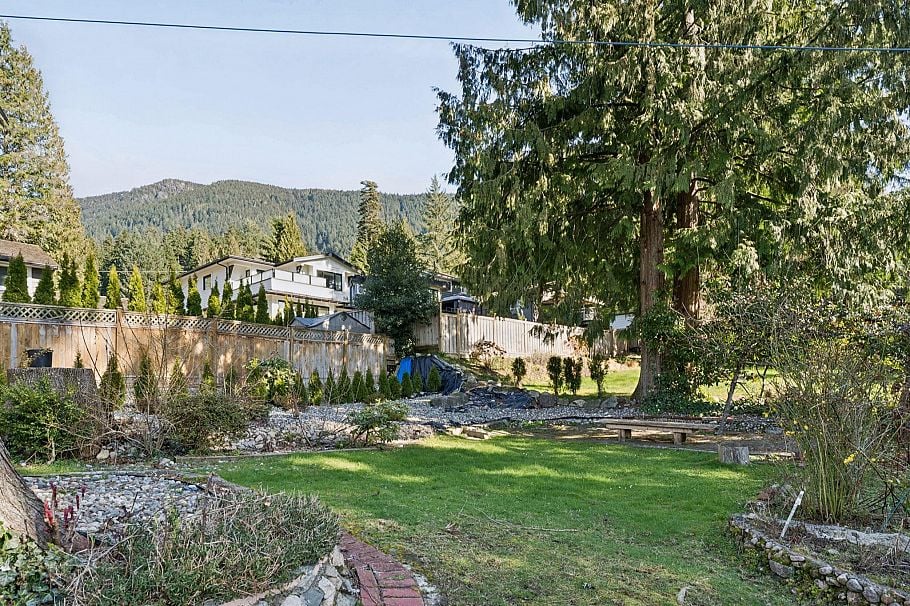 922 Canyon Boulevard North Vancouver, BC - 11