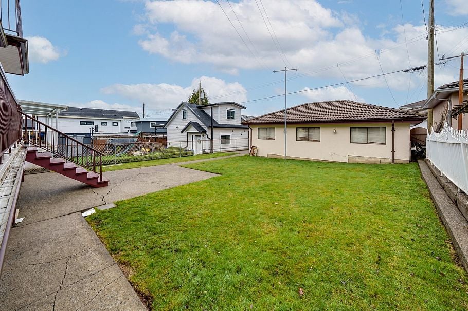 2291 E 40th Avenue Vancouver, BC - 38