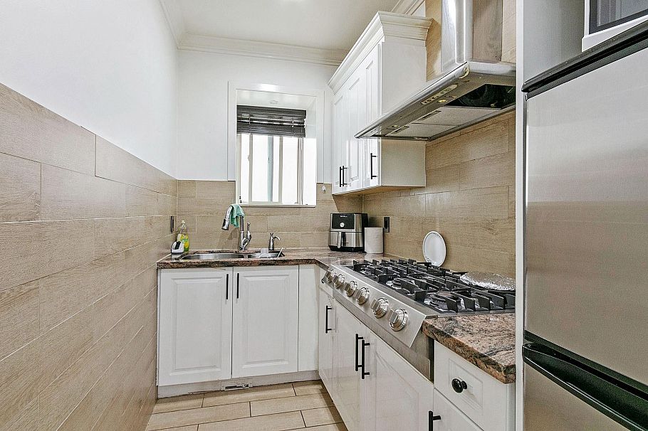 1060 E 61st Avenue Vancouver, BC - 11