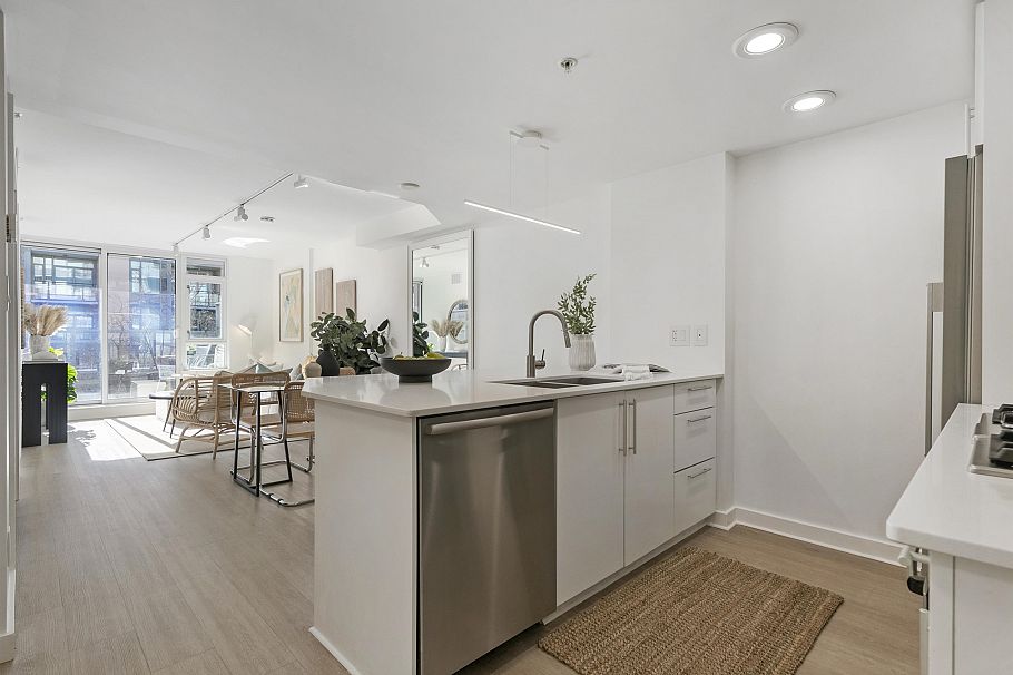 374 2080 W Broadway Vancouver, BC - 2