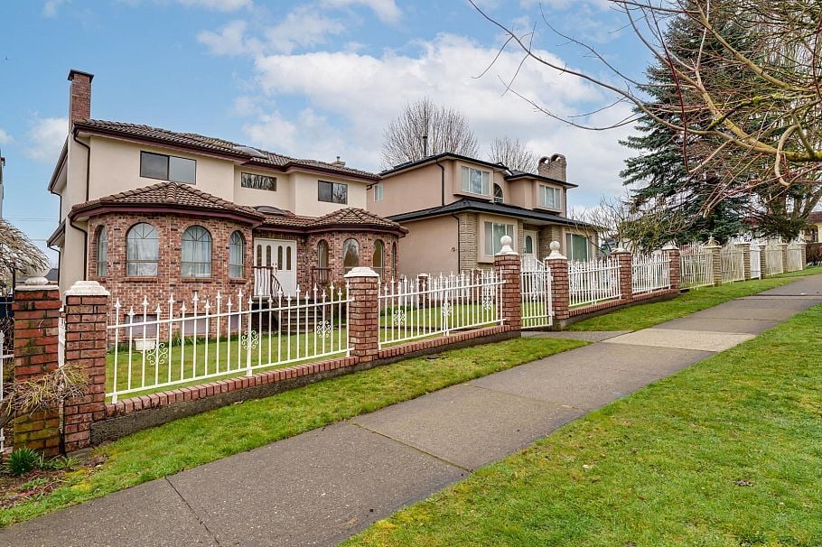 2291 E 40th Avenue Vancouver, BC - 1