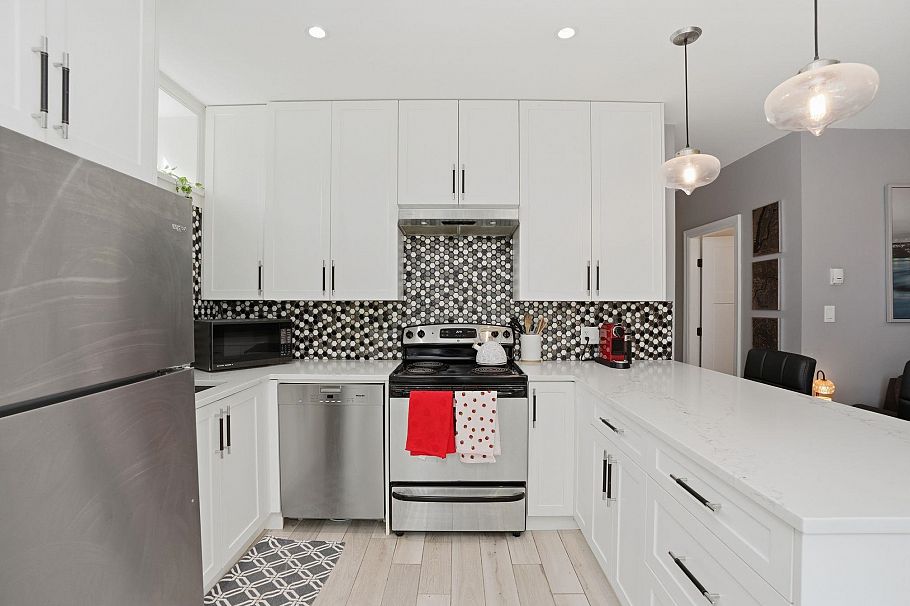 4098 W 16th Avenue Vancouver, BC - 21
