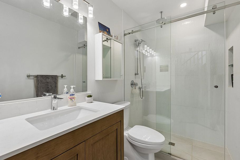 7 240 E Keith Road North Vancouver, BC - 28
