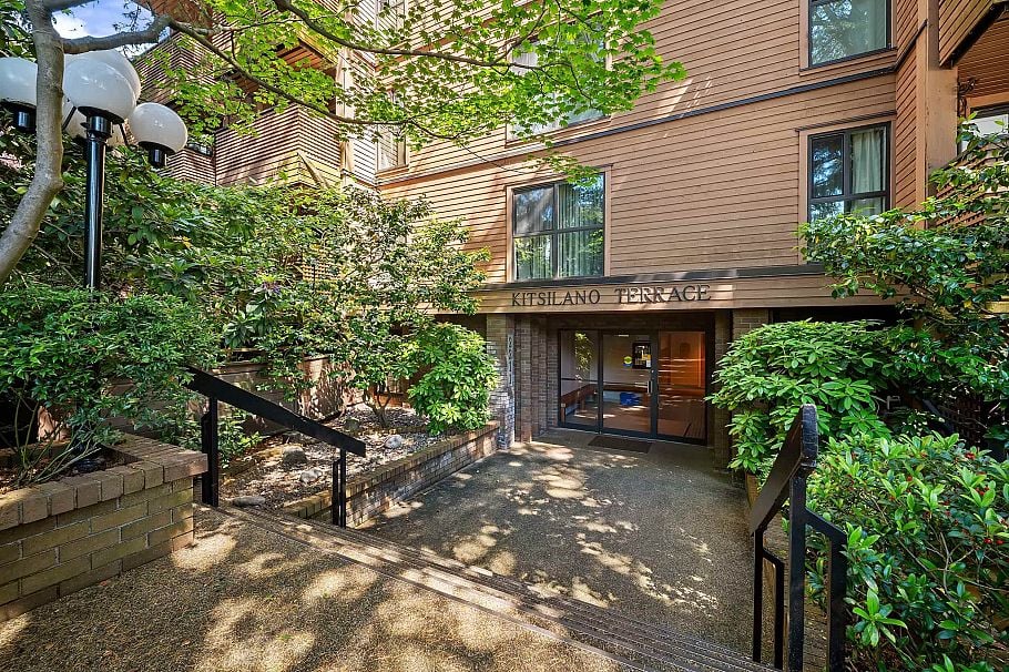 402 2211 W 2nd Ave Vancouver, BC - 1