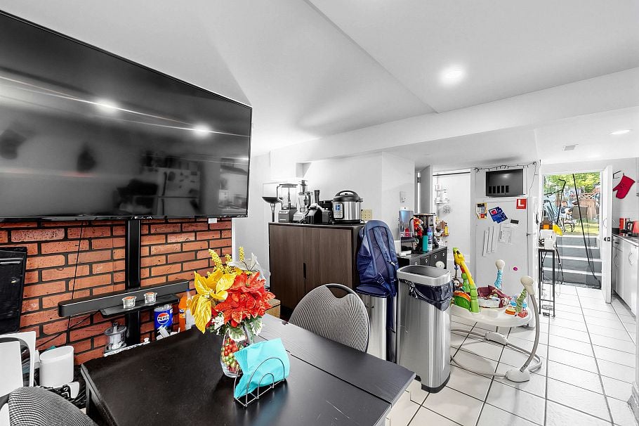 5033 Killarney Street Vancouver, BC - 10