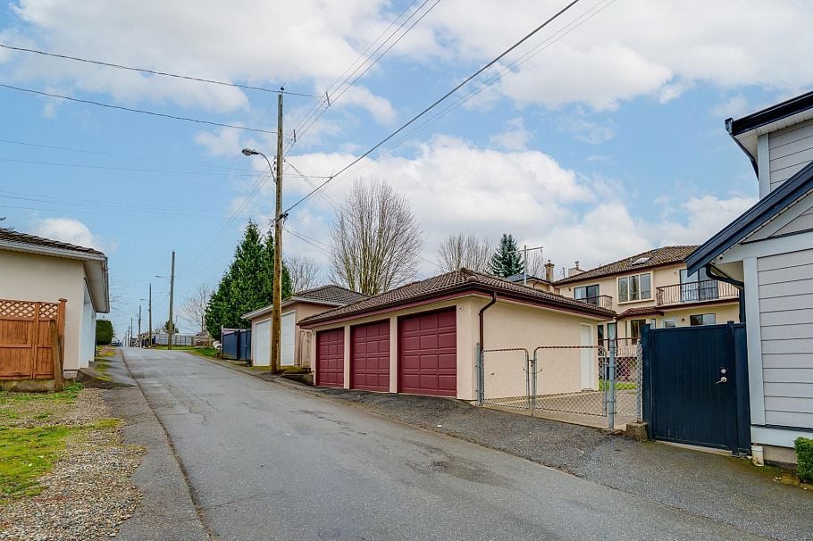 2291 E 40th Avenue Vancouver, BC - 40