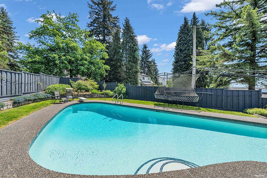 111 Sandringham Crescent North Vancouver, BC - 34