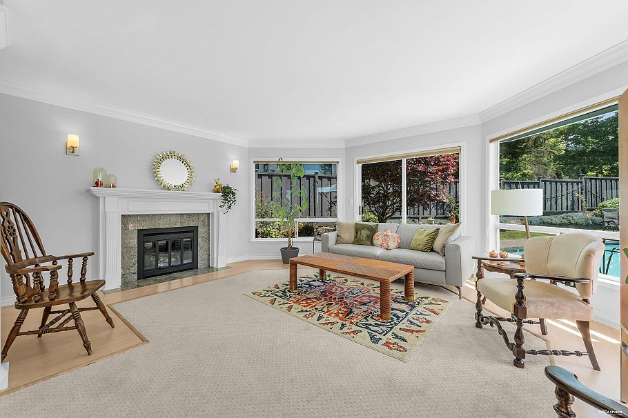 111 Sandringham Crescent North Vancouver, BC - 9