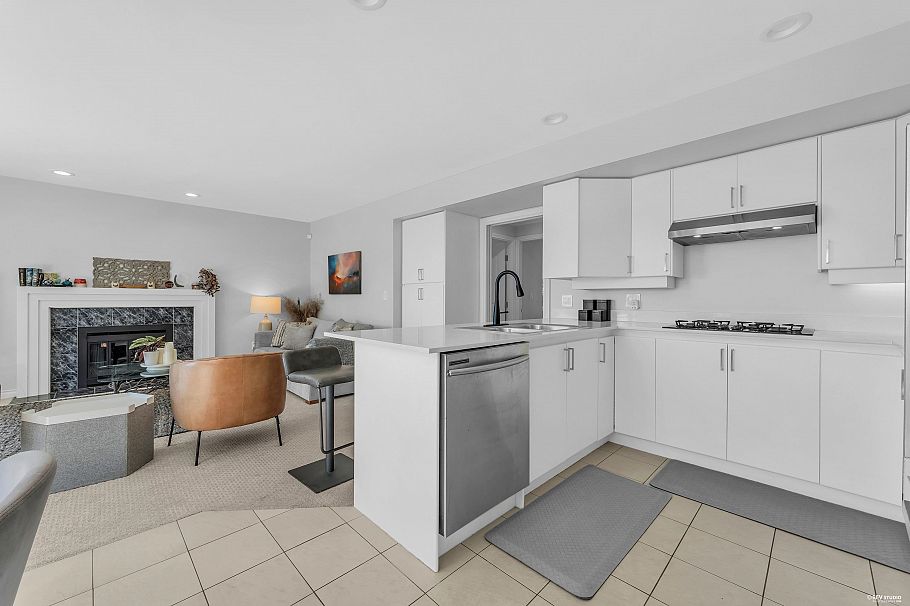 111 Sandringham Crescent North Vancouver, BC - 12