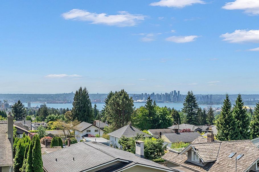111 Sandringham Crescent North Vancouver, BC - 3