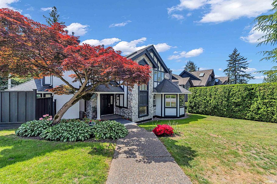 111 Sandringham Crescent North Vancouver, BC - 2