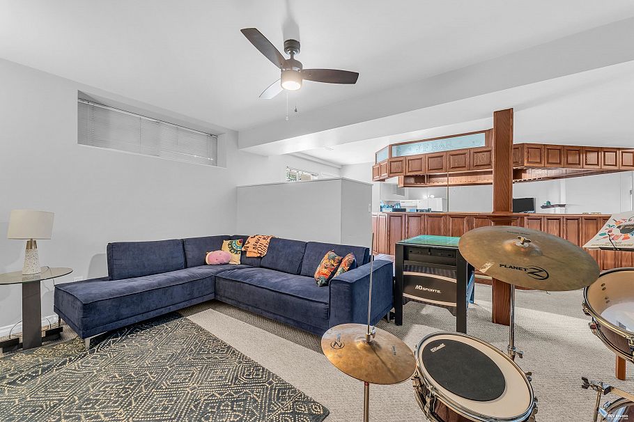 111 Sandringham Crescent North Vancouver, BC - 32
