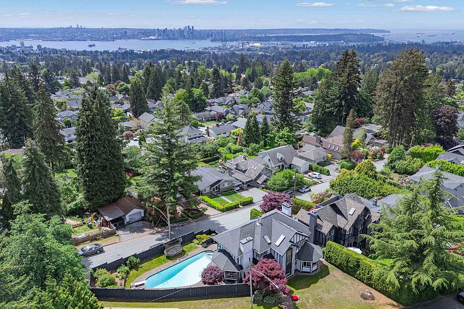 111 Sandringham Crescent North Vancouver, BC - 39