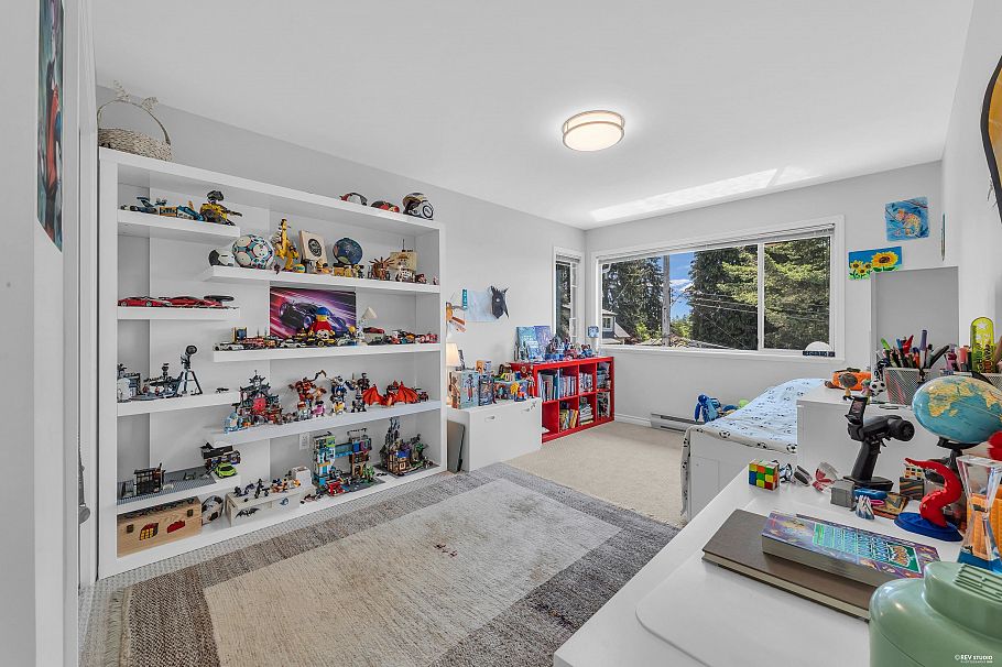 111 Sandringham Crescent North Vancouver, BC - 28
