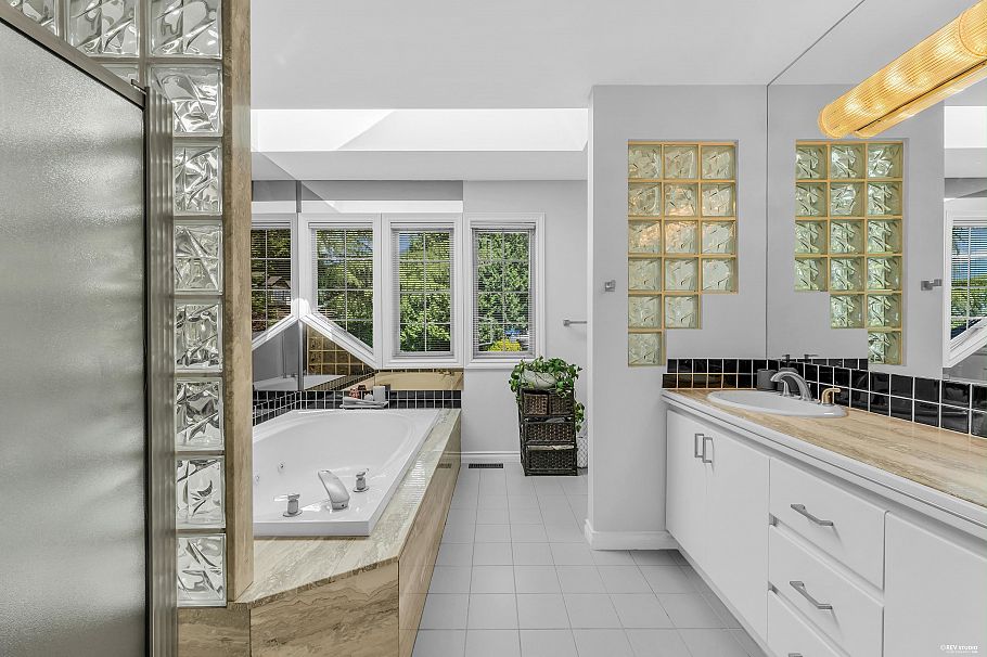 111 Sandringham Crescent North Vancouver, BC - 25