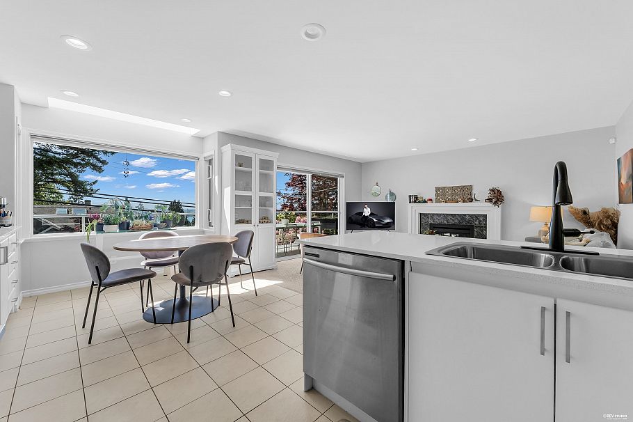 111 Sandringham Crescent North Vancouver, BC - 13