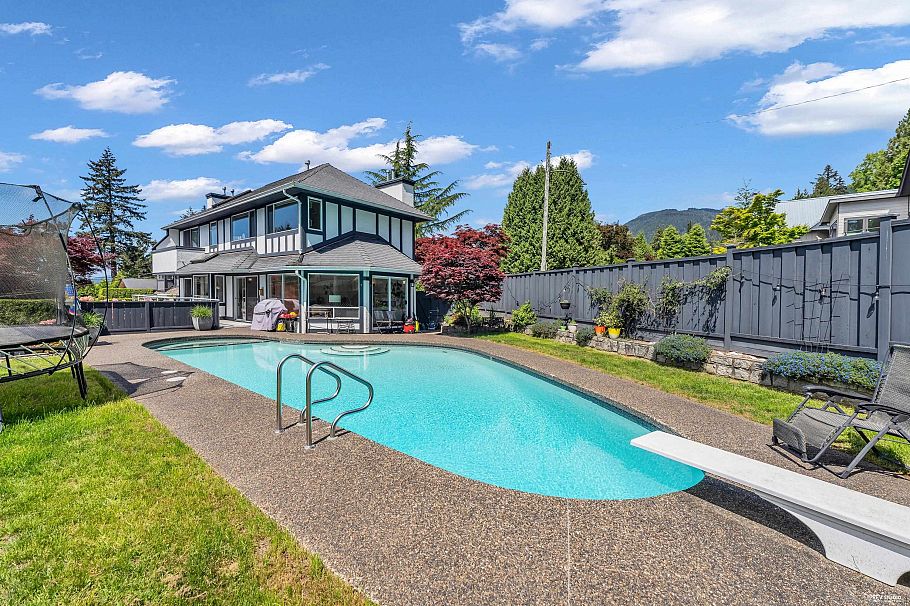 111 Sandringham Crescent North Vancouver, BC - 4