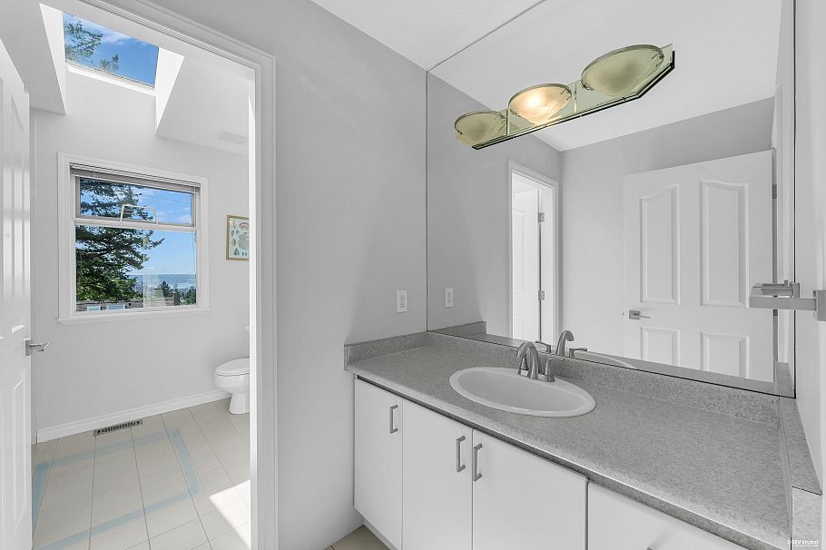 111 Sandringham Crescent North Vancouver, BC - 27