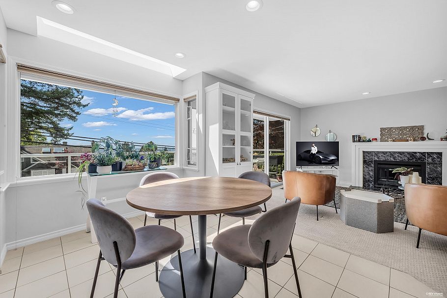 111 Sandringham Crescent North Vancouver, BC - 10