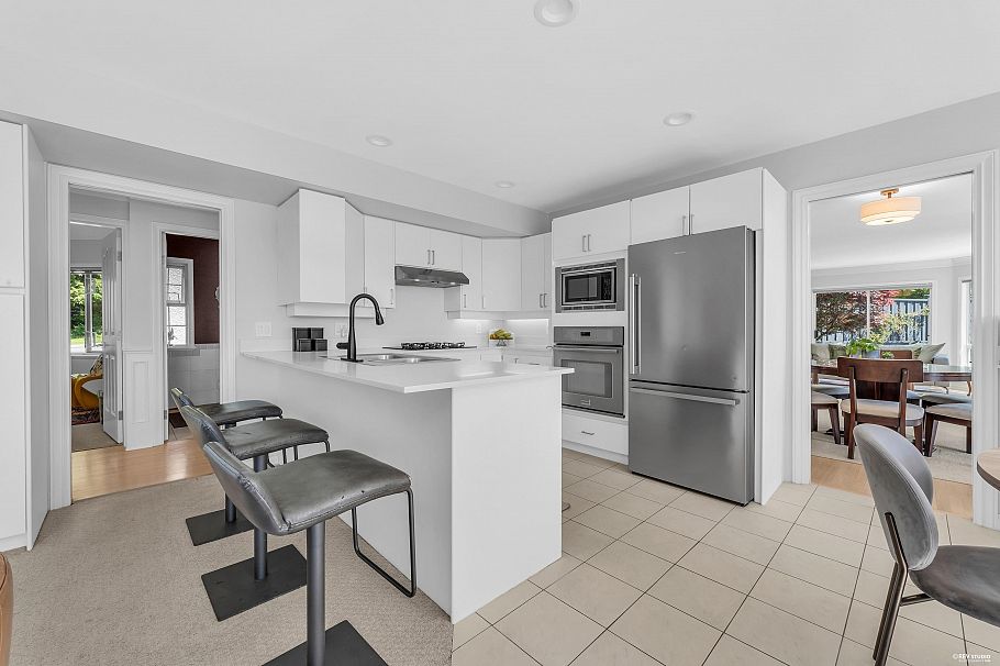 111 Sandringham Crescent North Vancouver, BC - 14