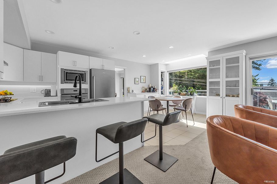 111 Sandringham Crescent North Vancouver, BC - 16