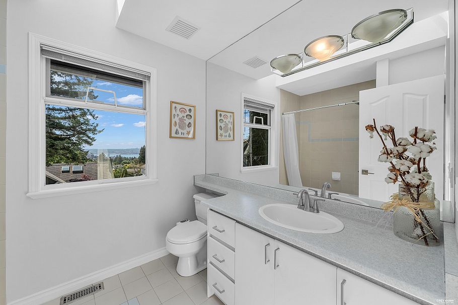 111 Sandringham Crescent North Vancouver, BC - 29