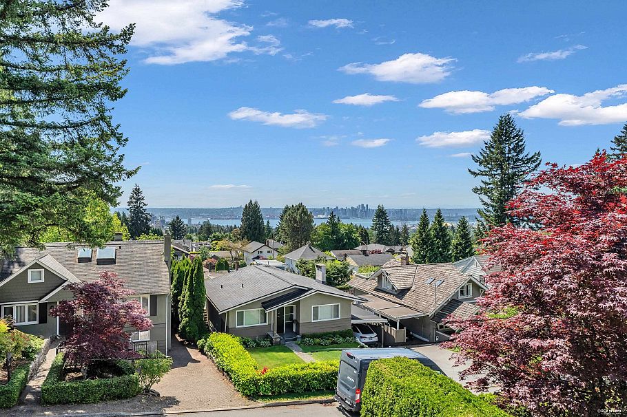 111 Sandringham Crescent North Vancouver, BC - 24