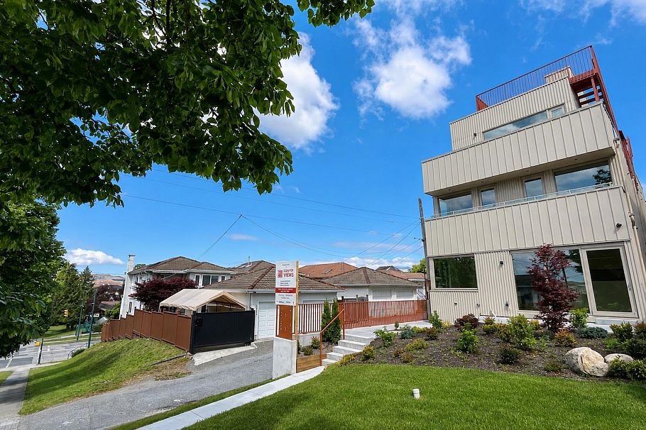 2 2915 E 5th Avenue Vancouver, BC - 1