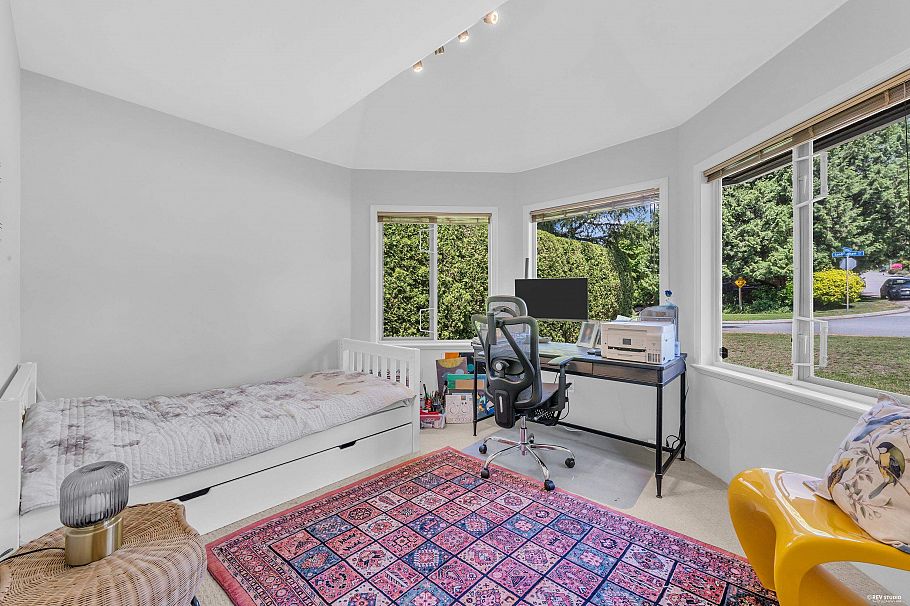 111 Sandringham Crescent North Vancouver, BC - 20