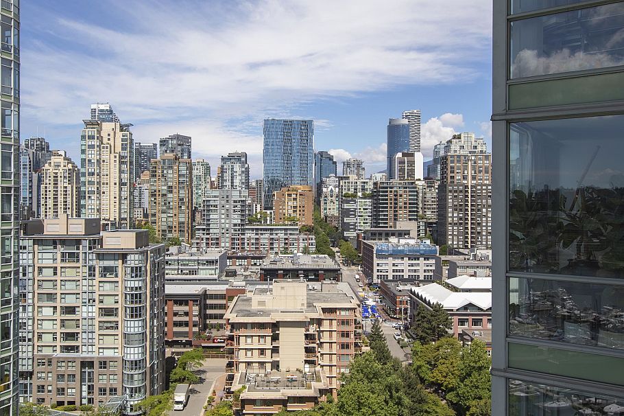 2002 193 Aquarius Mews Vancouver, BC - 3