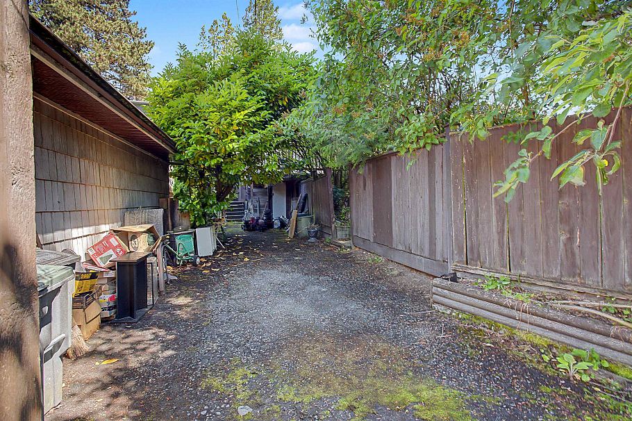 2812 W 33rd Avenue Vancouver, BC - 2